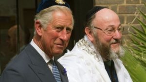 Le prince Charles de la famille royale d'Angleterre en présence d'un rabbin