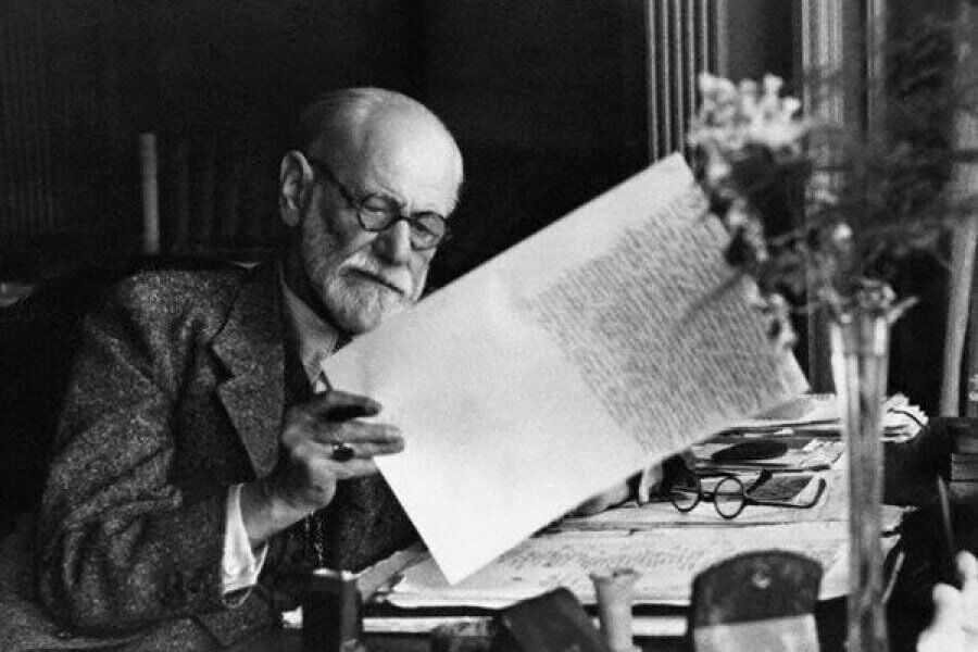 photo de Freud lisant un journal